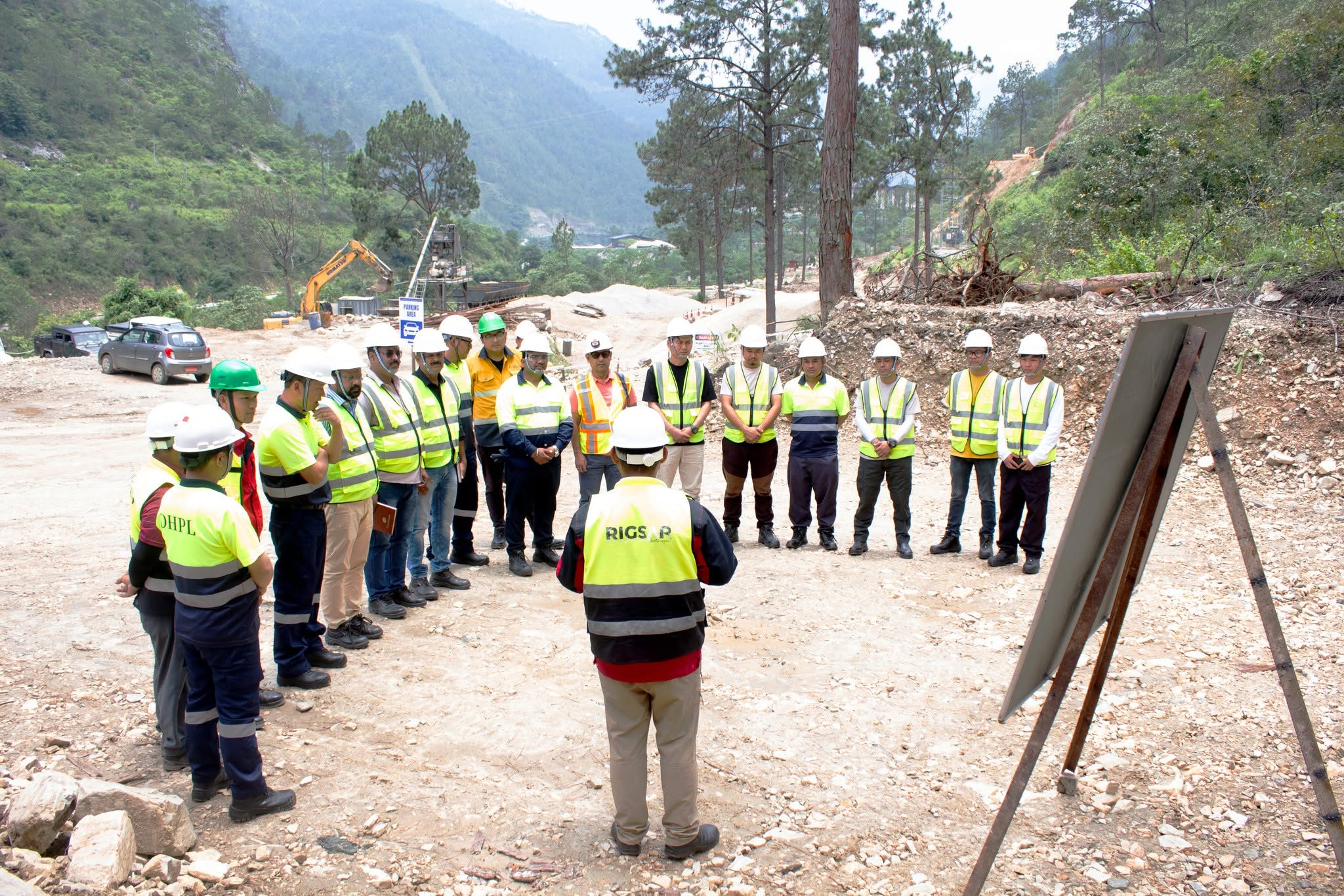 Site safety briefing with the project team